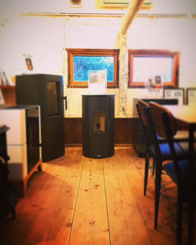 ショールームに新しい展示機入れました。
お手頃価格で高気密住宅にも対応したEDILKAMIN DiskE。
円形で小ぶりなデザインもなかなか良いですよ。

#Pelletstove #ペレットストーブ #ペレットストーブ神奈川 #横須賀 #火のある暮らし #あの日の焚火をリビングに