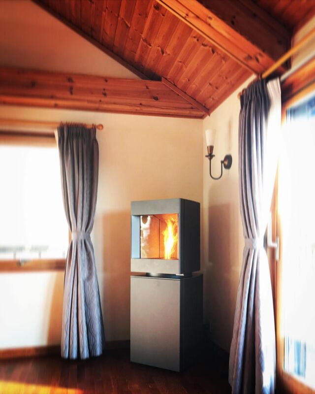 葉山町でstuvのP-10設置させていただきました。

昨年地元のフリーペーパーに載せていただいた、別のお客様のP-10の施工例写真を見てからずっと探していたらしく、巡り巡ってやっとお会いできて今回の設置となりました。
日頃のバタバタに追われ、宣伝と言うか、周知していただく努力をしないとなぁ・・・と反省しました。

建物も某有名北欧系住宅なもので、ベルギー製ストーブは良くお似合いです。

#Pelletstove #ペレットストーブ #hayama #葉山町 #ペレットストーブ神奈川 #横須賀 #火のある暮らし #あの日の焚火をリビングに